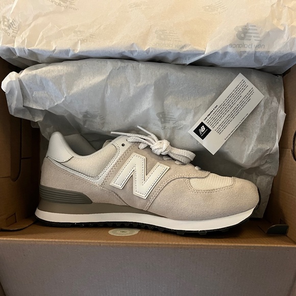 Women’s New Balance - Picture 3 of 8